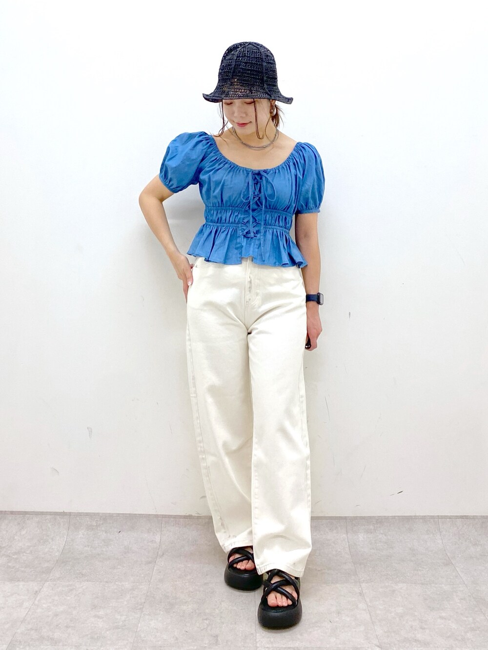 ブルー系のシャツ/ブラウス、ホワイト系のデニムパンツ、ブラック系のサンダルを着用したレディースの春コーディネートの9枚目の写真