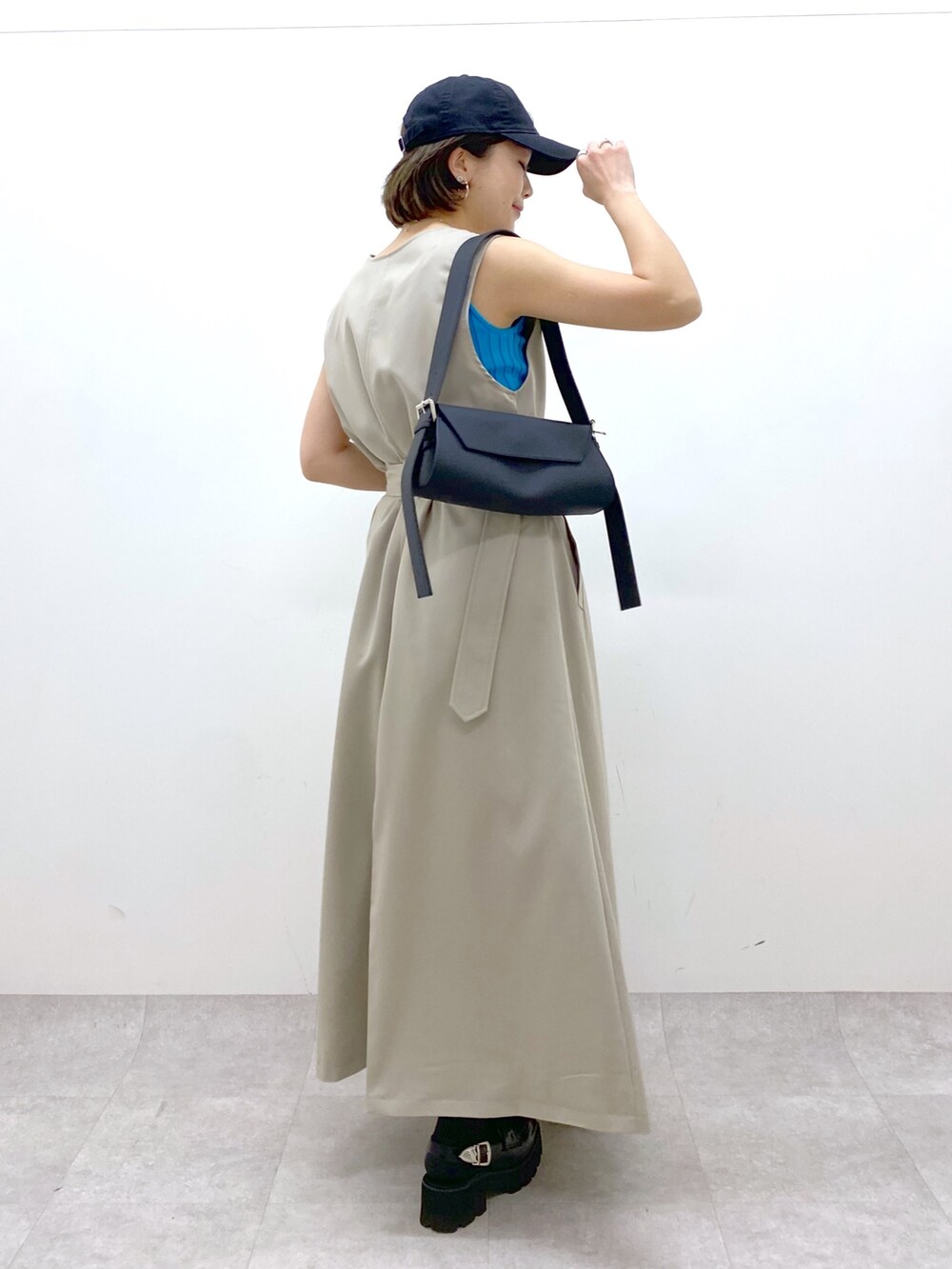 ベージュ系のジャケット/アウター、その他のトップス、ブラック系のローファーを着用したレディースの春コーディネートの3枚目の写真