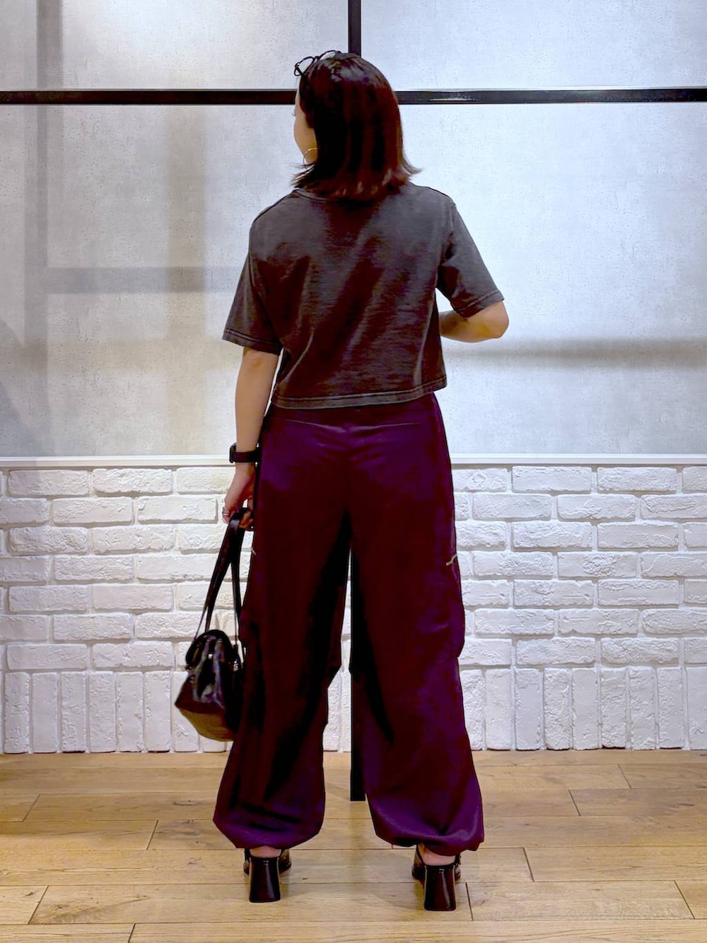 パープル系のカーゴパンツ、グレー系のTシャツ/カットソー、ブラック系のショルダーバッグを着用したレディースの夏コーディネートの6枚目の写真