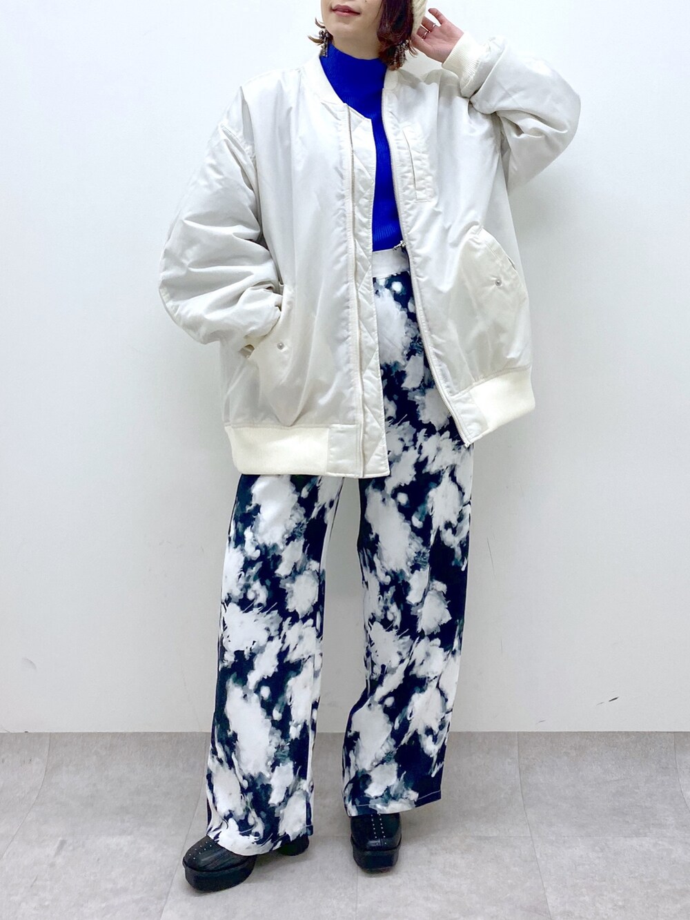 ホワイト系のMA-1、ブラック系のパンツ、ブルー系のトップスを着用したレディースの秋コーディネートの5枚目の写真