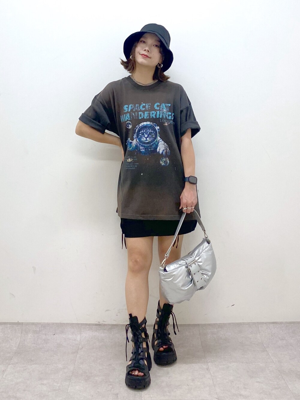 グレー系のTシャツ/カットソー、ブラック系のスカート、ブラック系のサンダルを着用したレディースの夏コーディネートの9枚目の写真