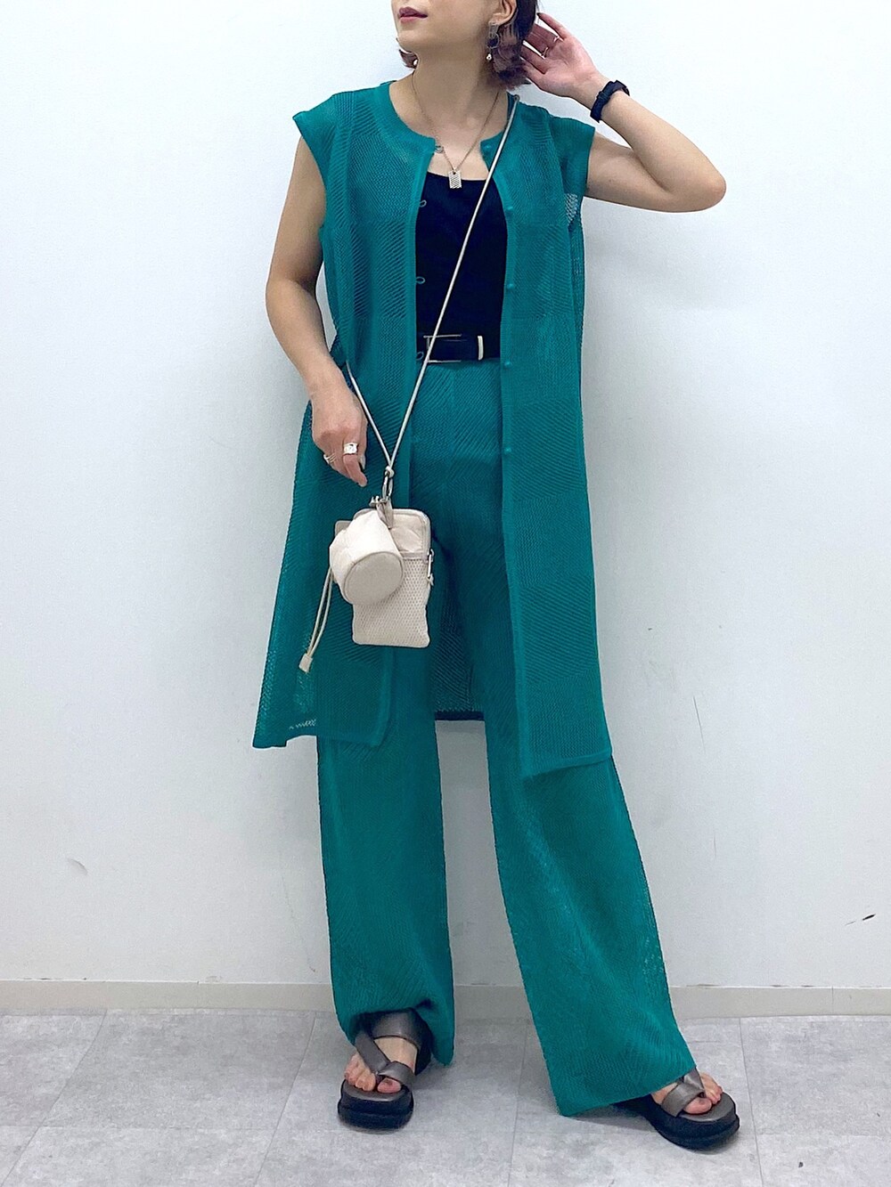 ブルー系のその他パンツ、ブルー系のカーディガン/ボレロ、ブラック系のトップスを着用したレディースの夏コーディネートの5枚目の写真