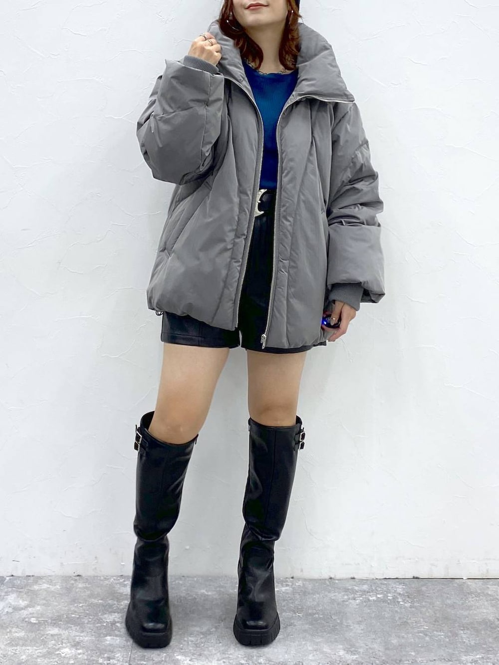 「低身長、きれいめ、若見え、モード、PAGEBOY、骨格ウェーブ_PAGEBOY、大人カジュアル、厚底シューズ、秋服準備はじめました、ダウンジャケット、ブルゾン、冬コーデ、冬アウター、ニット、ショートパンツ」｜「PAGEBOYのヴィンテージバックルベルト（ベルト、ブラック系）」を使った、Chisaさん（レディース・154cm）の秋コーディネートの3枚目の写真