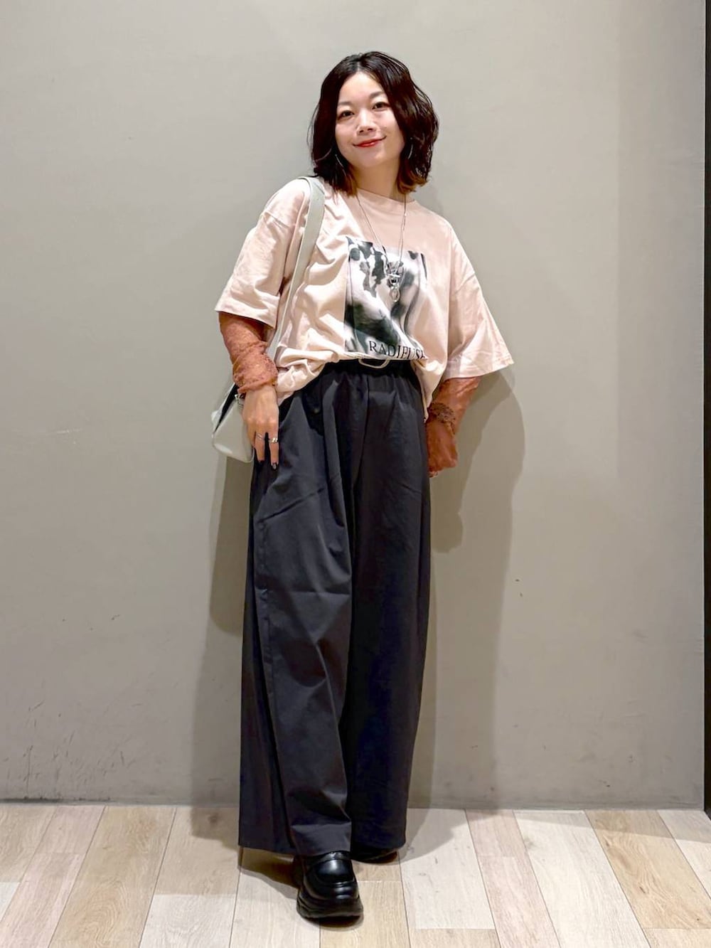 ブラック系のローファー、グレー系のショルダーバッグ、ピンク系のTシャツ/カットソーを着用したレディースの夏コーディネートの4枚目の写真