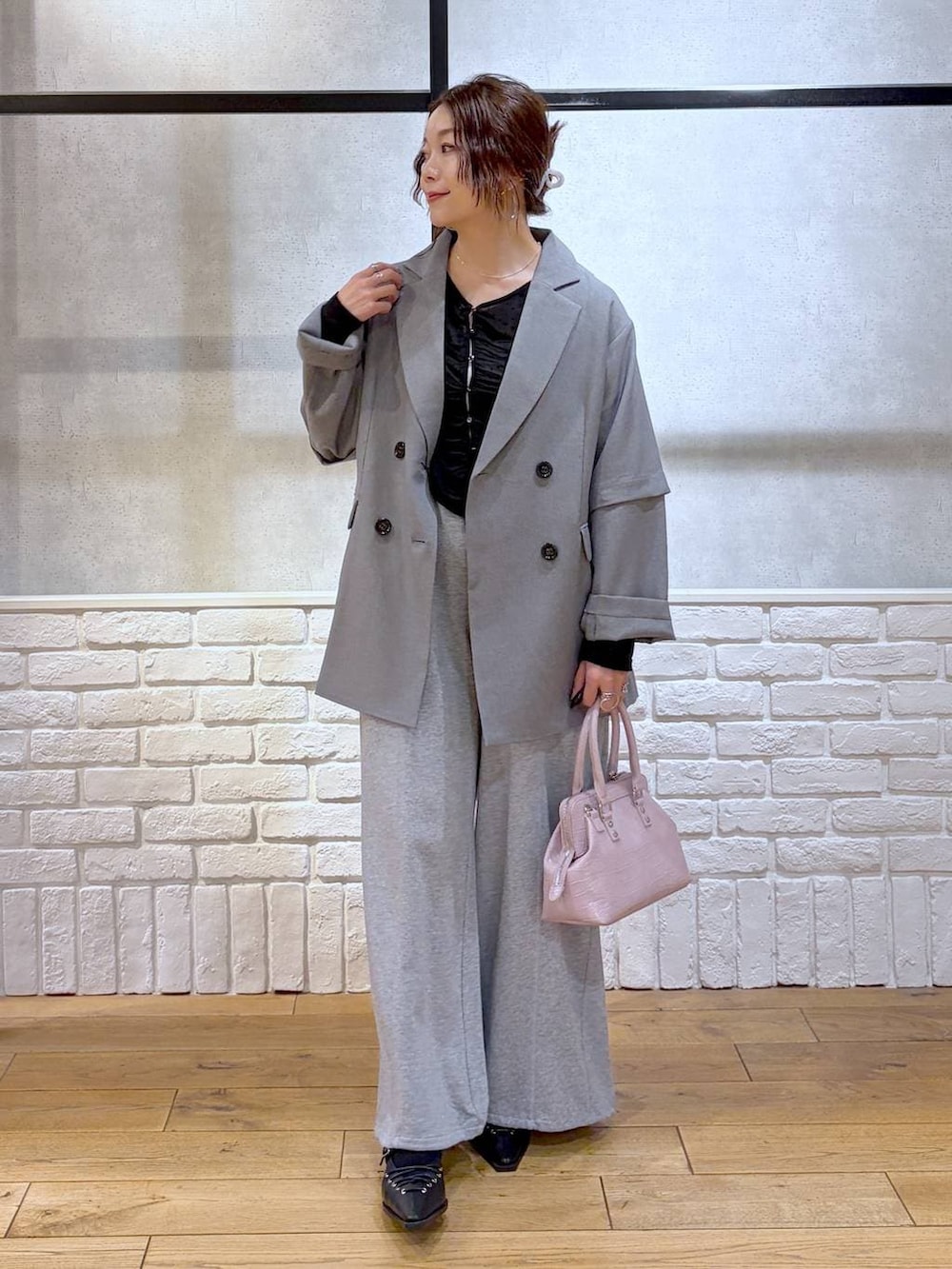 ピンク系のハンドバッグ、グレー系のスウェットパンツ、ブラック系のサンダルを着用したレディースの春コーディネートの8枚目の写真