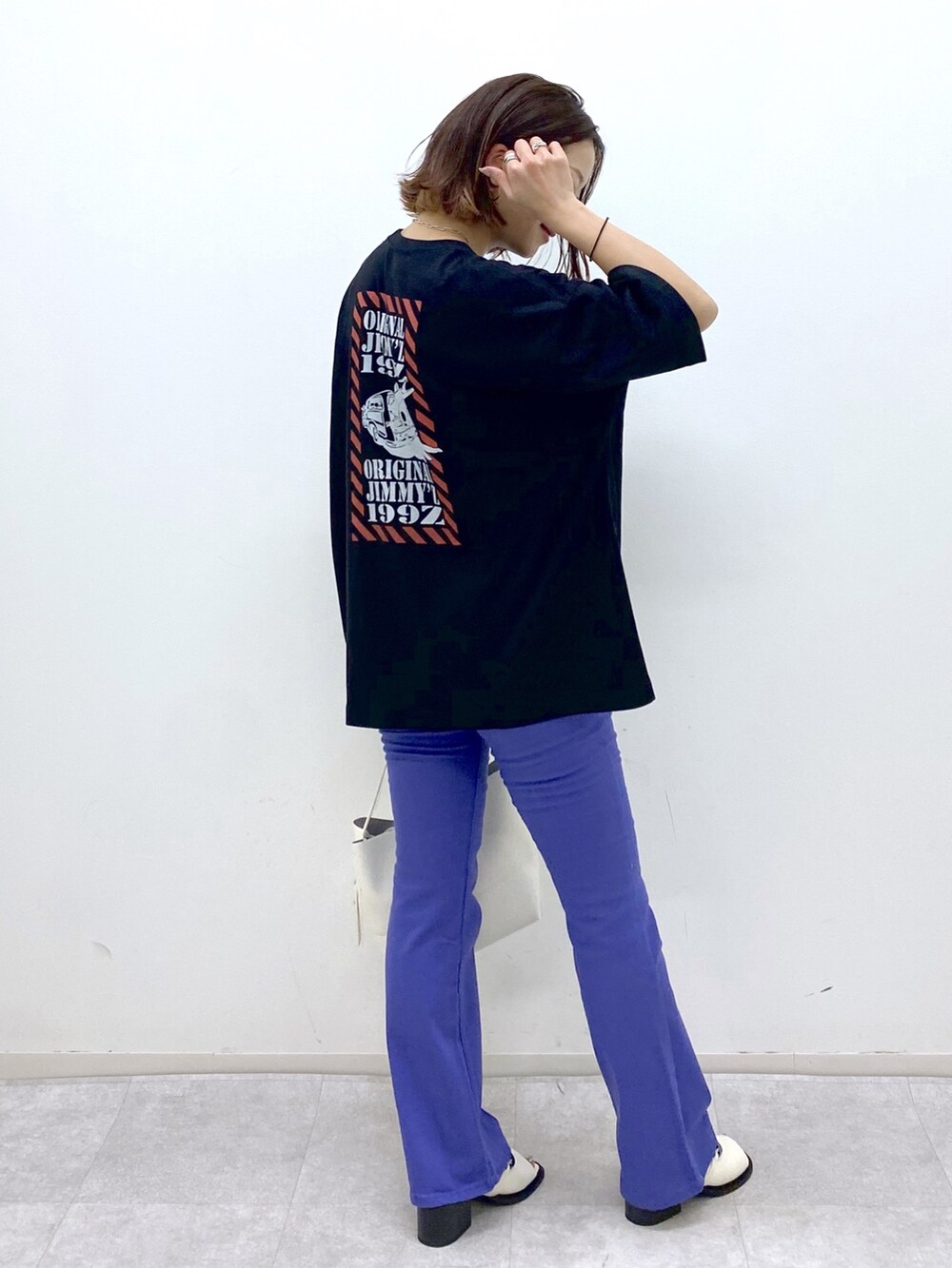 ブラック系のTシャツ/カットソー、その他のパンツ、ホワイト系のシューズを着用したレディースの夏コーディネートの5枚目の写真