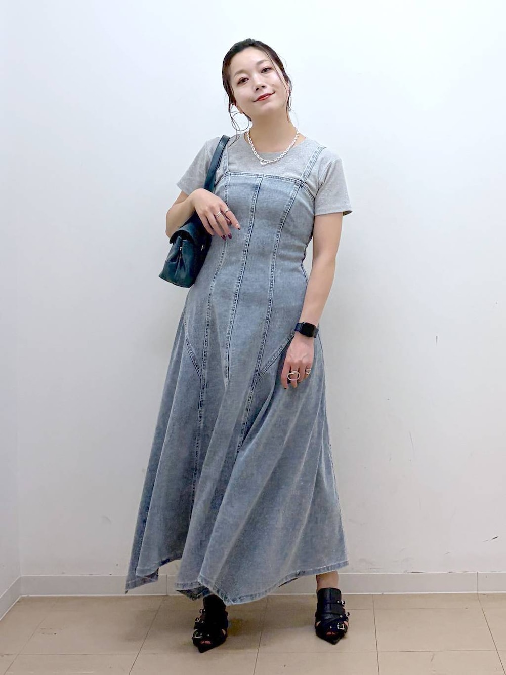 ブルー系のワンピース、グレー系のTシャツ/カットソー、ブラック系のサンダルを着用したレディースの夏コーディネートの4枚目の写真