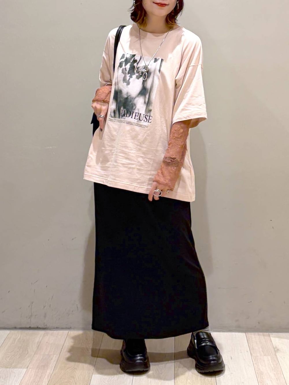 ブラック系のローファー、ブルー系のシャツ/ブラウス、ピンク系のTシャツ/カットソーを着用したレディースの夏コーディネートの3枚目の写真
