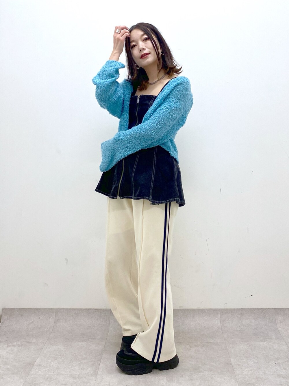 ホワイト系のその他パンツ、ブラック系のスニーカー、ブルー系のカーディガン/ボレロを着用したレディースの春コーディネートの8枚目の写真