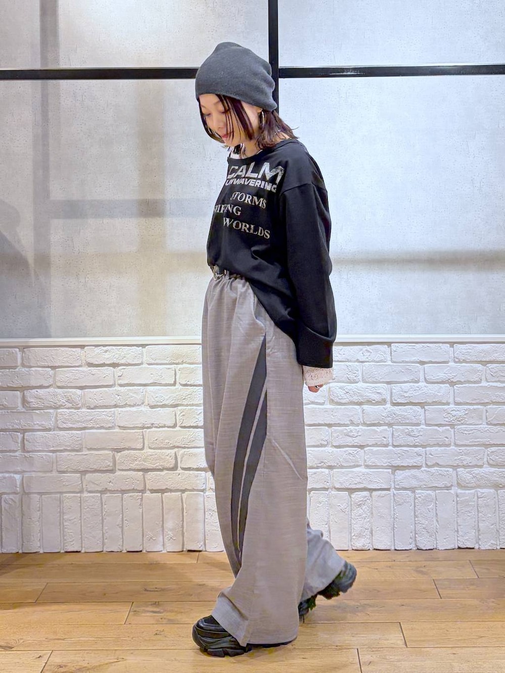 ブラック系のスニーカー、グレー系のその他パンツ、ホワイト系のTシャツ/カットソーを着用したレディースの冬コーディネートの5枚目の写真