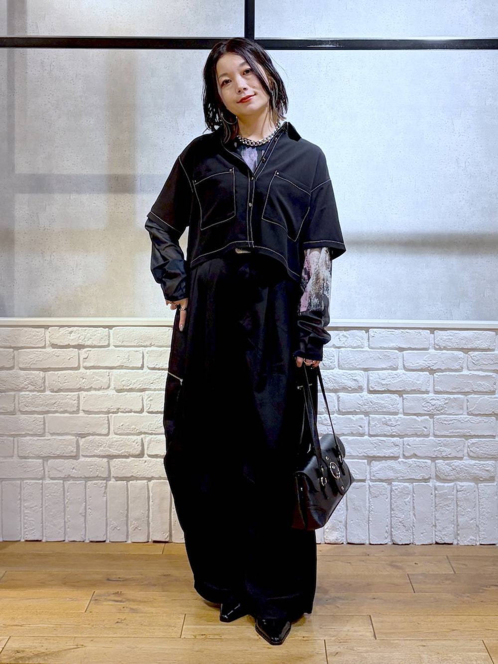 ブラック系のカーゴパンツ、ブラック系のシャツ/ブラウス、ブラック系のTシャツ/カットソーを着用したレディースの夏コーディネートの9枚目の写真