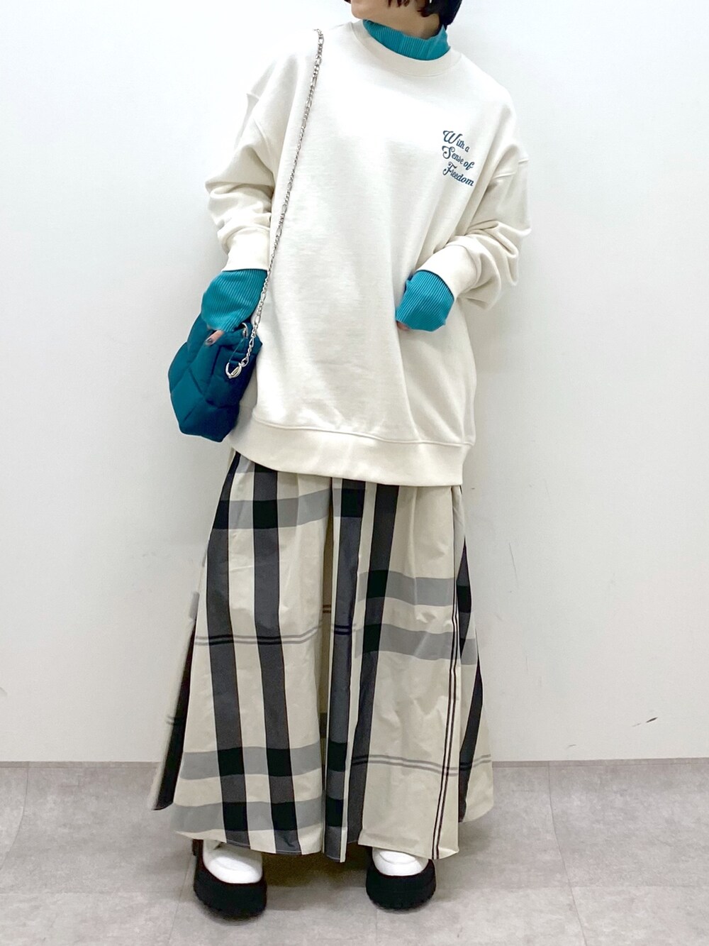 ホワイト系のスカート、その他のトップス、ホワイト系のスウェットを着用したレディースの冬コーディネートの5枚目の写真