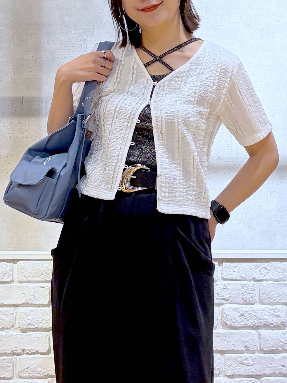 ブラック系のスウェットパンツ、ブルー系のハンドバッグ、グレー系のタンクトップを着用したレディースの夏コーディネートの2枚目の写真