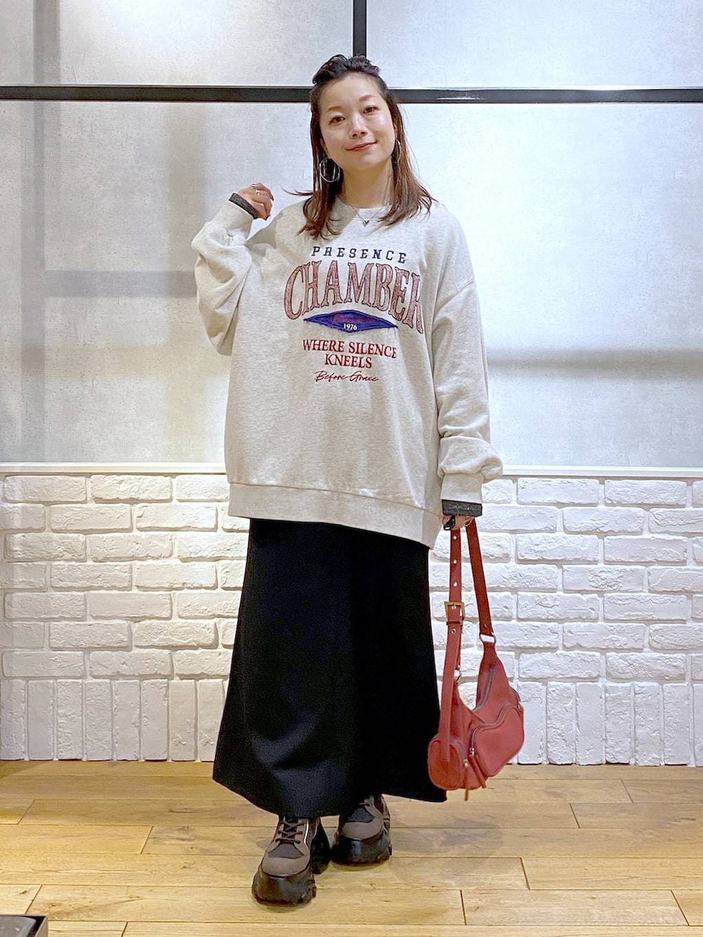 ブラウン系のブーツ、シルバー系のTシャツ/カットソー、ベージュ系のスウェットを着用したレディースの冬コーディネートの9枚目の写真