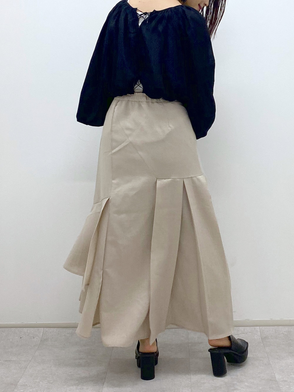 ブラック系のシャツ/ブラウス、ブルー系のショルダーバッグ、ベージュ系のスカートを着用したレディースの春コーディネートの5枚目の写真