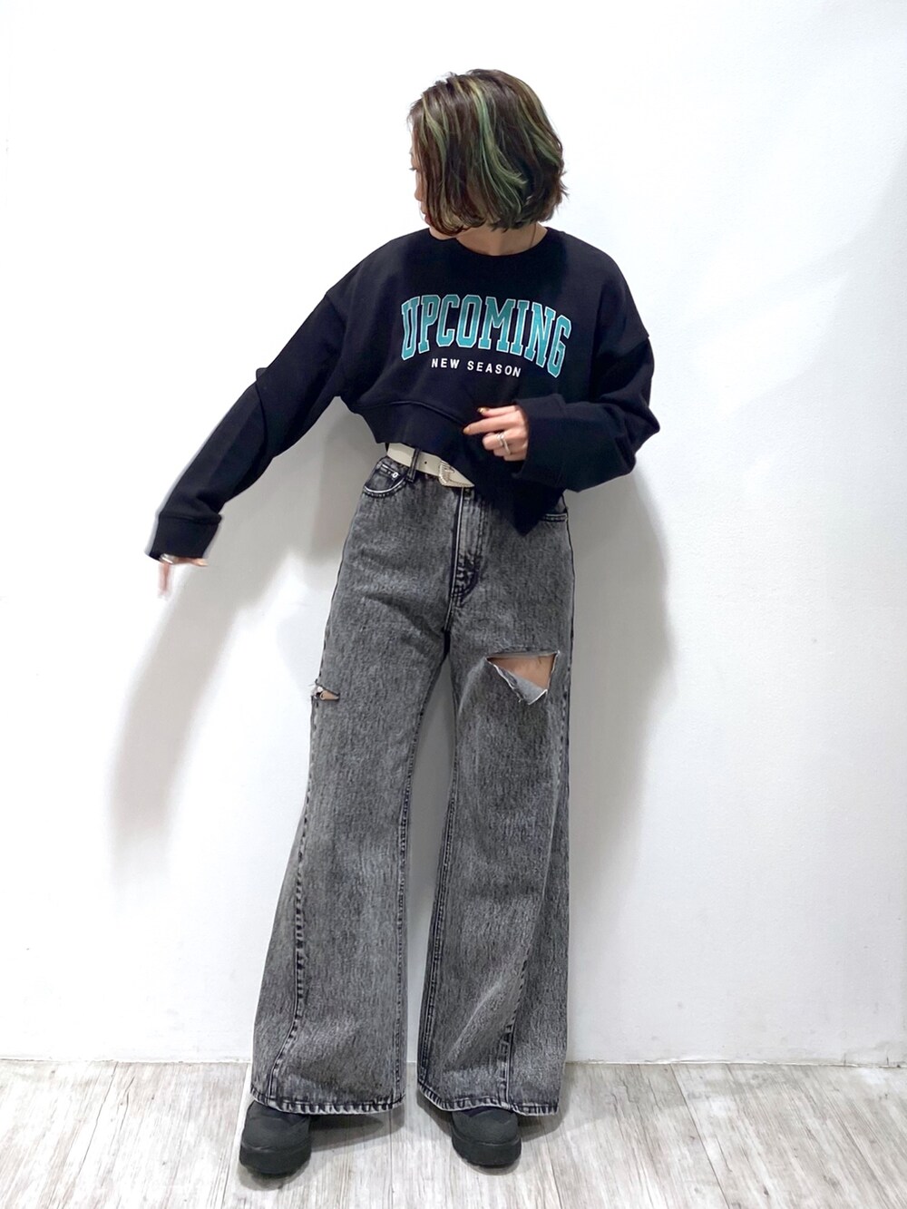 ブラック系のデニムパンツ、ホワイト系のベルト、シルバー系のリングを着用したレディースの冬コーディネートの5枚目の写真