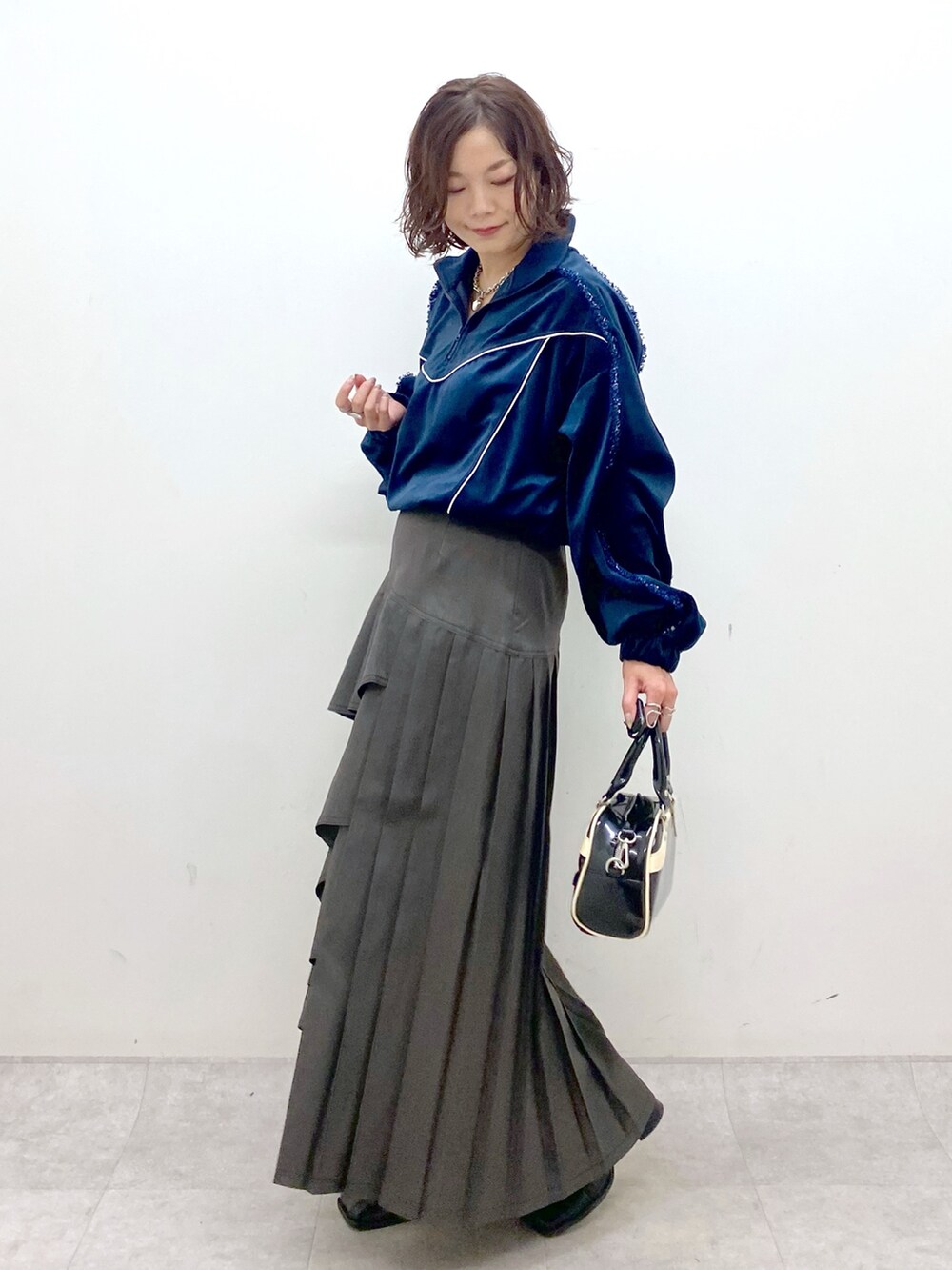 「秋っぽコーデ更新中、休日スタイル、スポーツミックス、ボストンバッグ、ロングスカート、秋コーデ、ブーツ、ショルダーバッグ、低身長、オトナカジュアル、ベロア、ティアードスカート、トラックジャケット、ハーフジップ、きれいめカジュアル」｜「PAGEBOYのティアードMIXスカート（スカート、ブラウン系）」を使った、Chisaさん（レディース・154cm）の秋コーディネートの5枚目の写真