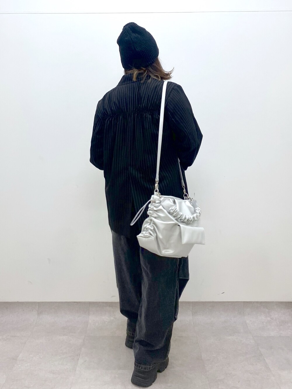 ホワイト系のTシャツ/カットソー、その他のテーラードジャケット、シルバー系のショルダーバッグを着用したレディースの冬コーディネートの6枚目の写真