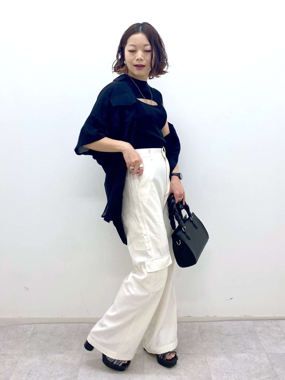 ホワイト系のパンツ、ブラック系のトップス、ブラック系のシャツ/ブラウスを着用したレディースの夏コーディネートの3枚目の写真
