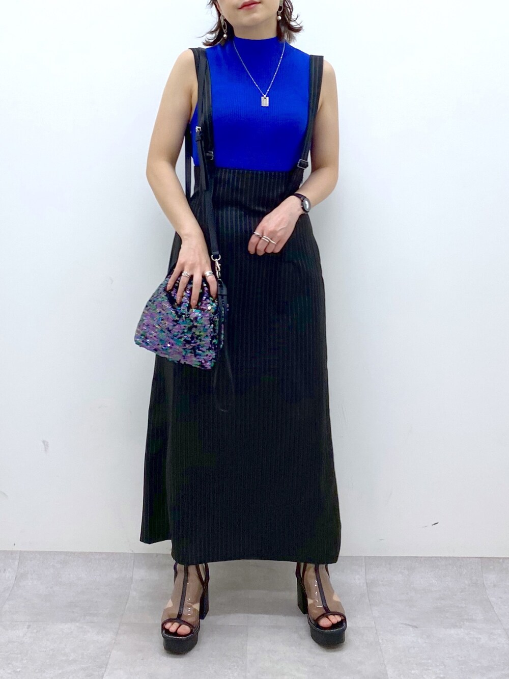 ブルー系のTシャツ/カットソー、その他のワンピース、ブラック系のショルダーバッグを着用したレディースの夏コーディネートの8枚目の写真