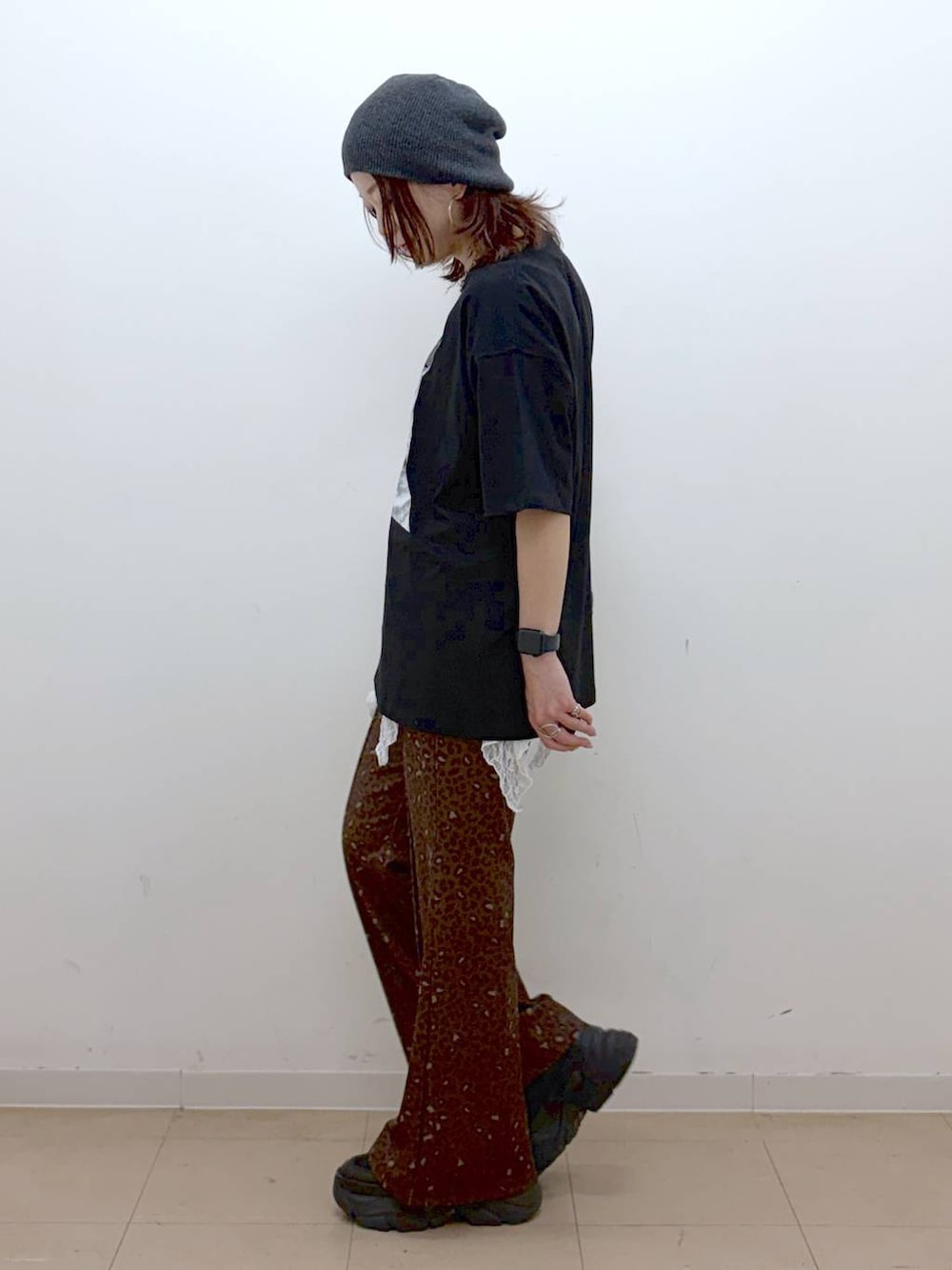 ブラック系のスニーカー、グレー系のショルダーバッグ、その他のその他パンツを着用したレディースの春コーディネートの7枚目の写真