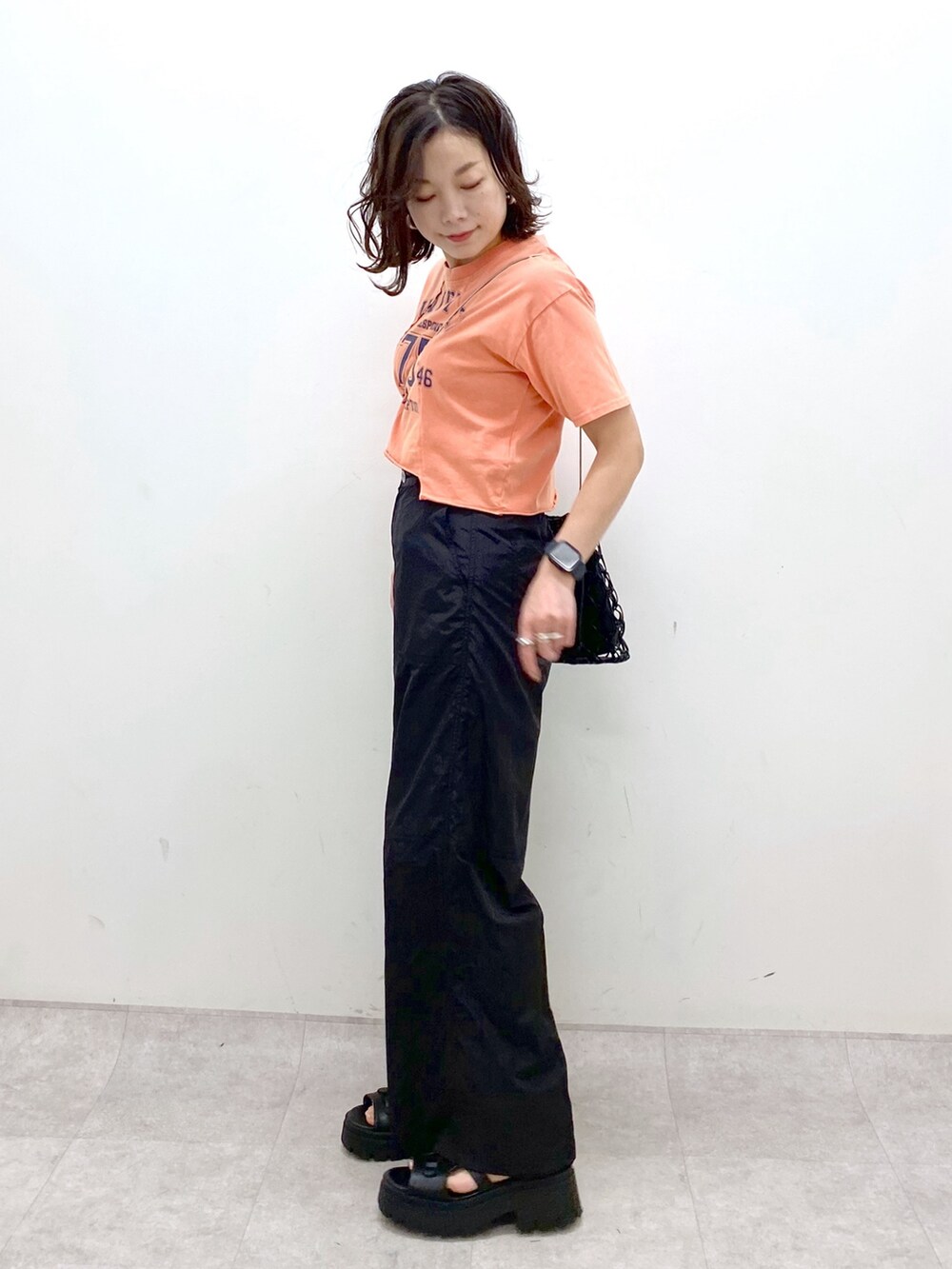 ピンク系のTシャツ/カットソー、グレー系のその他パンツ、ブラック系のサンダルを着用したレディースの春コーディネートの4枚目の写真