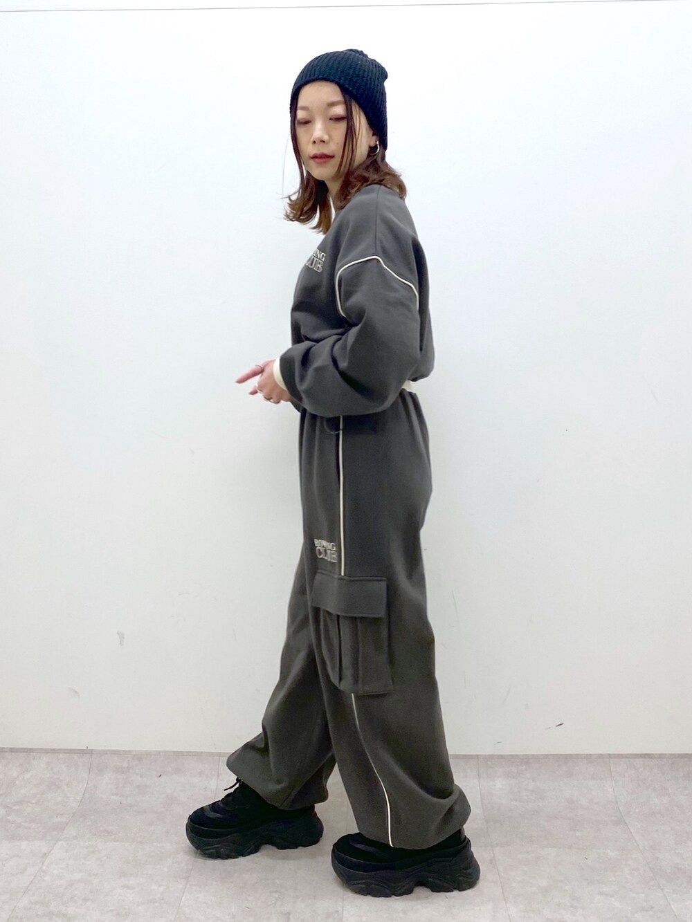 グレー系のスウェット、グレー系のスウェットパンツ、ブラック系のスニーカーを着用したレディースの冬コーディネートの4枚目の写真