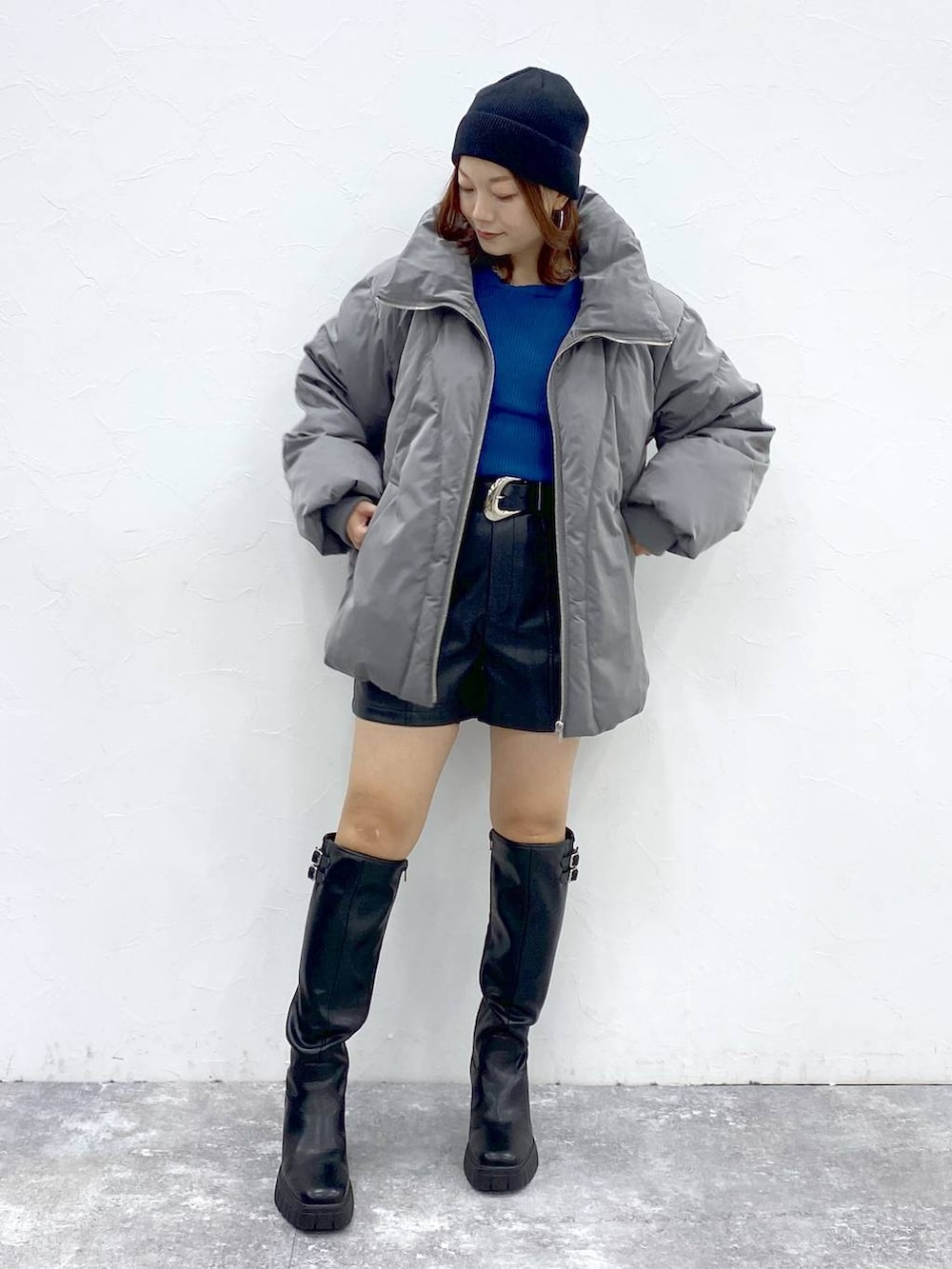 「低身長、きれいめ、若見え、モード、PAGEBOY、骨格ウェーブ_PAGEBOY、大人カジュアル、厚底シューズ、秋服準備はじめました、ダウンジャケット、ブルゾン、冬コーデ、冬アウター、ニット、ショートパンツ」｜「PAGEBOYのヴィンテージバックルベルト（ベルト、ブラック系）」を使った、Chisaさん（レディース・154cm）の秋コーディネートの4枚目の写真