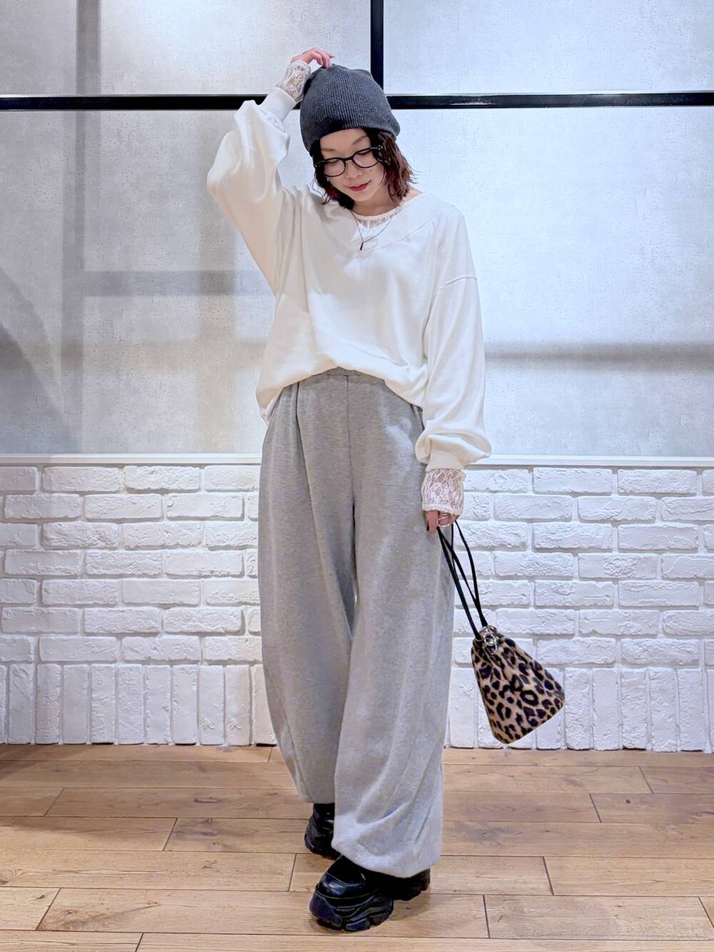 ブラック系のブーツ、グレー系のスウェットパンツ、ホワイト系のTシャツ/カットソーを着用したレディースの冬コーディネートの8枚目の写真