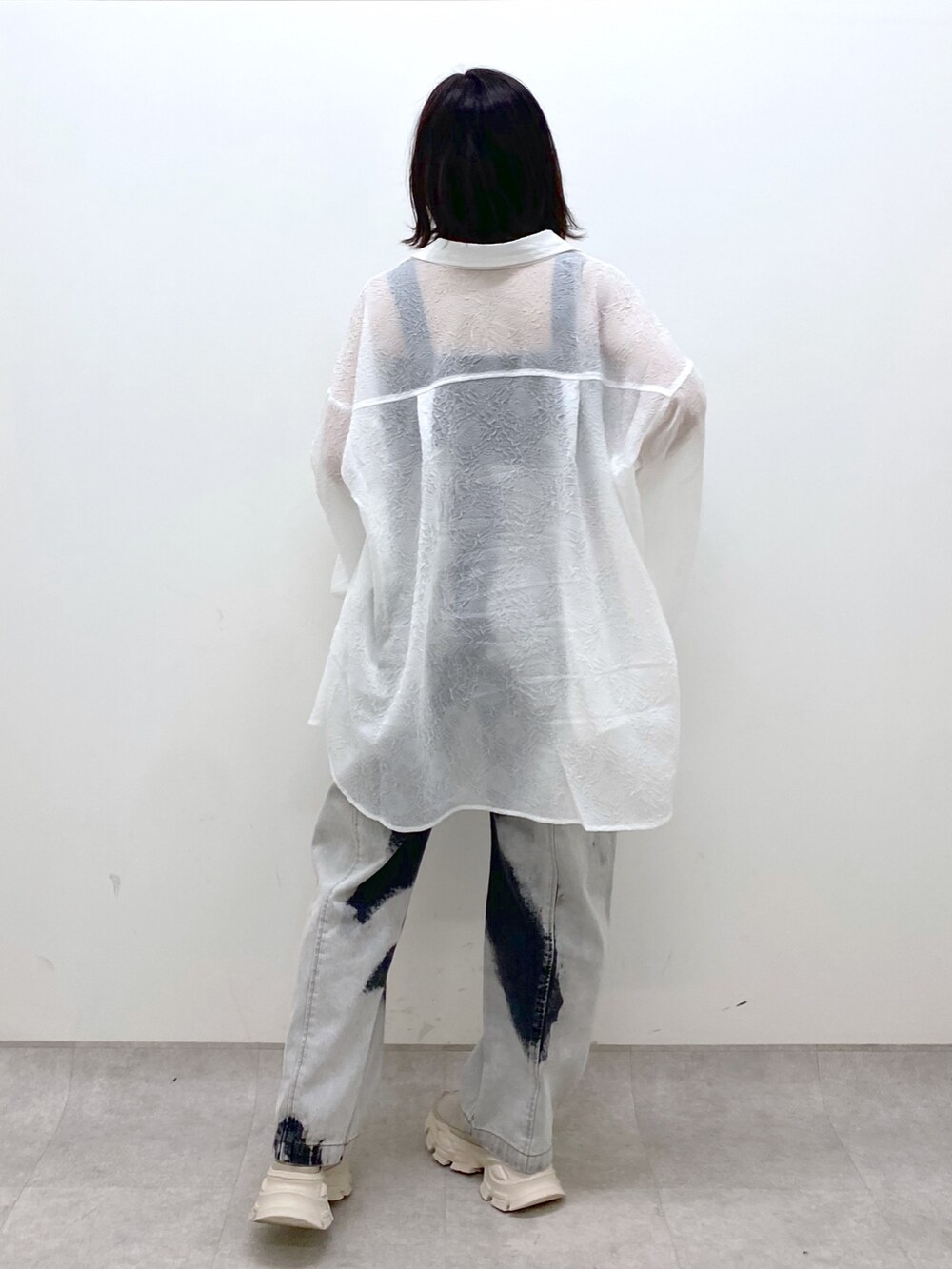 ホワイト系のサンダル、ブラック系のデニムパンツ、ブラック系のタンクトップを着用したレディースの夏コーディネートの5枚目の写真