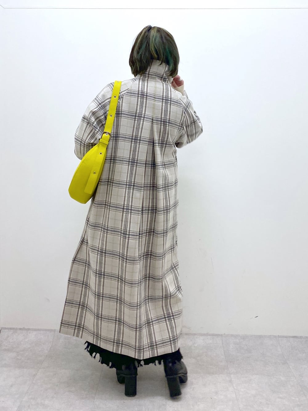 ホワイト系のジャケット/アウター、ブラック系のブーツ、ブラック系のスカートを着用したレディースの冬コーディネートの3枚目の写真