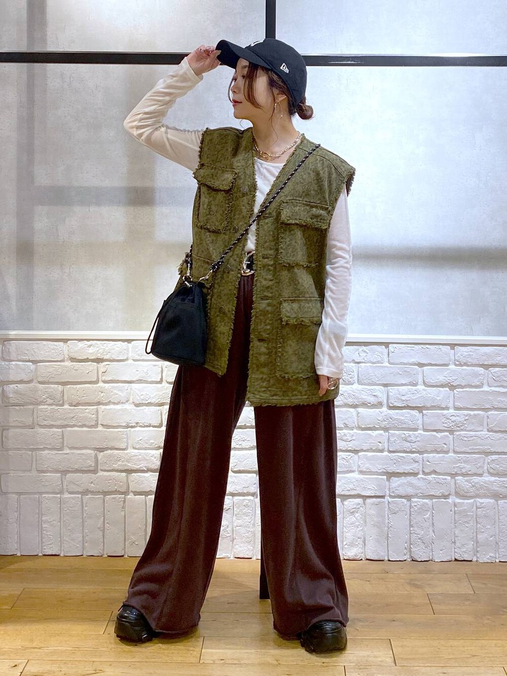 ブラック系のスニーカー、ブラウン系のスウェットパンツ、ブラック系のショルダーバッグを着用したレディースの夏コーディネートの9枚目の写真