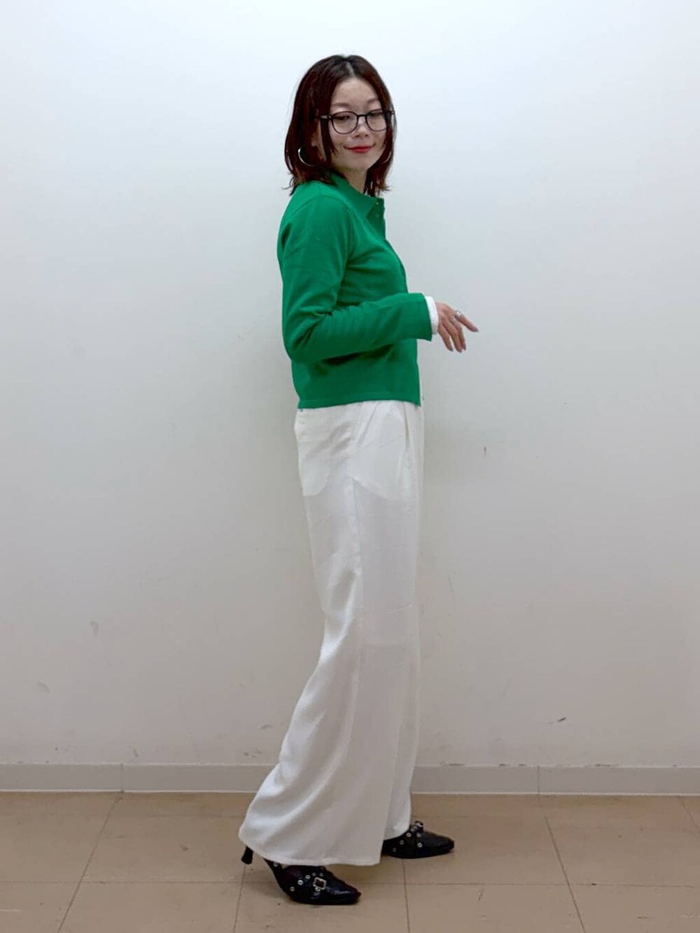 ホワイト系のTシャツ/カットソーを着用したレディースの冬コーディネートの5枚目の写真