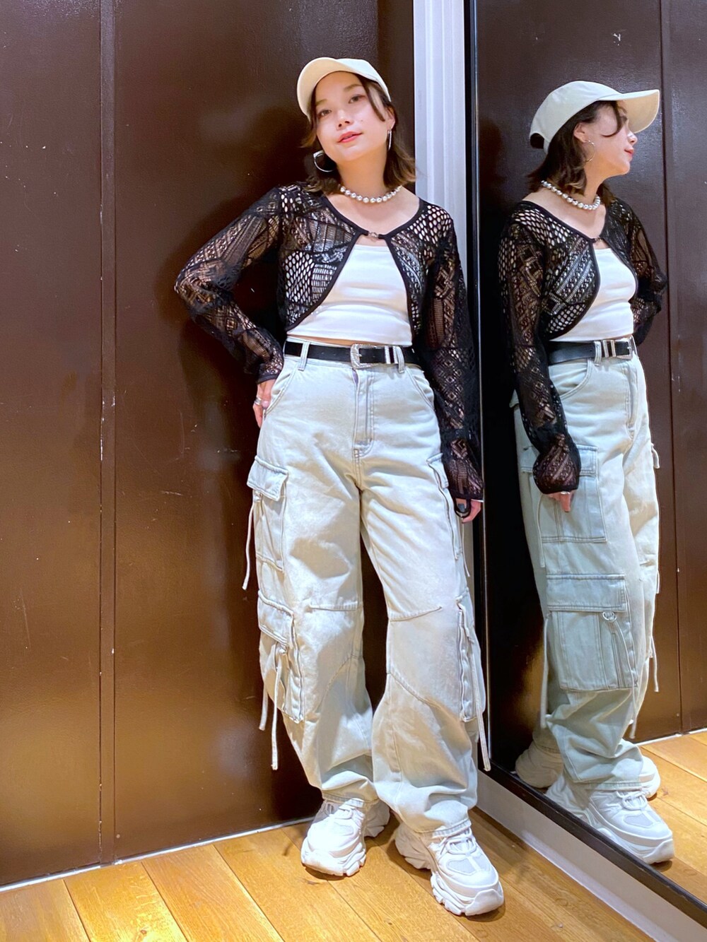 ブルー系のデニムパンツ、ホワイト系のスニーカー、ホワイト系のキャミソールを着用したレディースの夏コーディネートの9枚目の写真