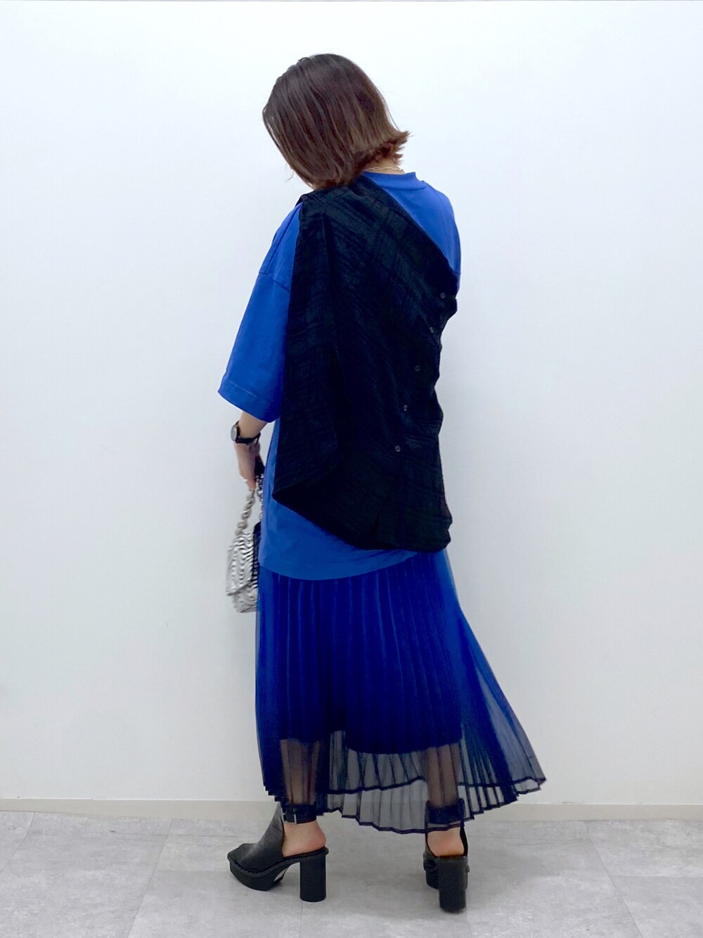 ブルー系のTシャツ/カットソー、ブルー系のスカート、その他のショルダーバッグを着用したレディースの春コーディネートの3枚目の写真