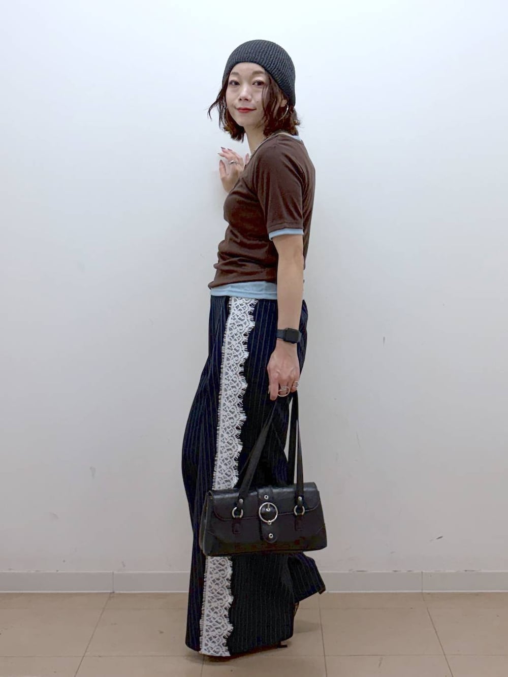 その他のサンダル、ブルー系のスラックス、ブラウン系のTシャツ/カットソーを着用したレディースの夏コーディネートの7枚目の写真