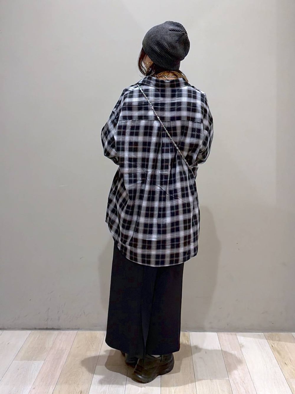 ブラック系のローファー、ブラック系のシャツ/ブラウス、ブラック系のTシャツ/カットソーを着用したレディースの夏コーディネートの6枚目の写真