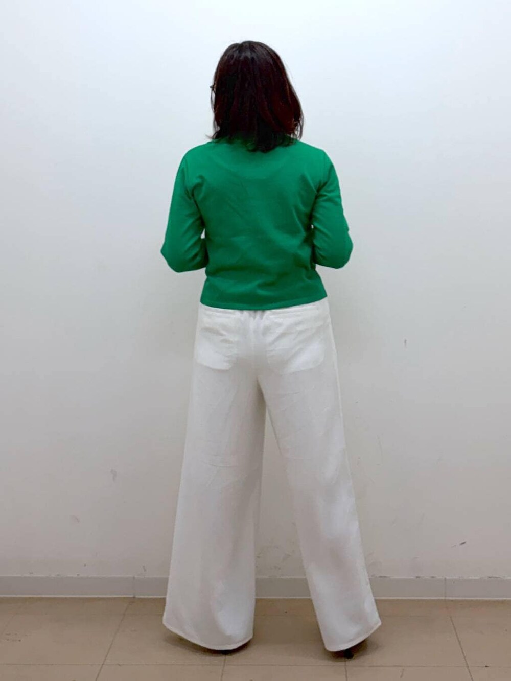 ホワイト系のTシャツ/カットソーを着用したレディースの冬コーディネートの6枚目の写真