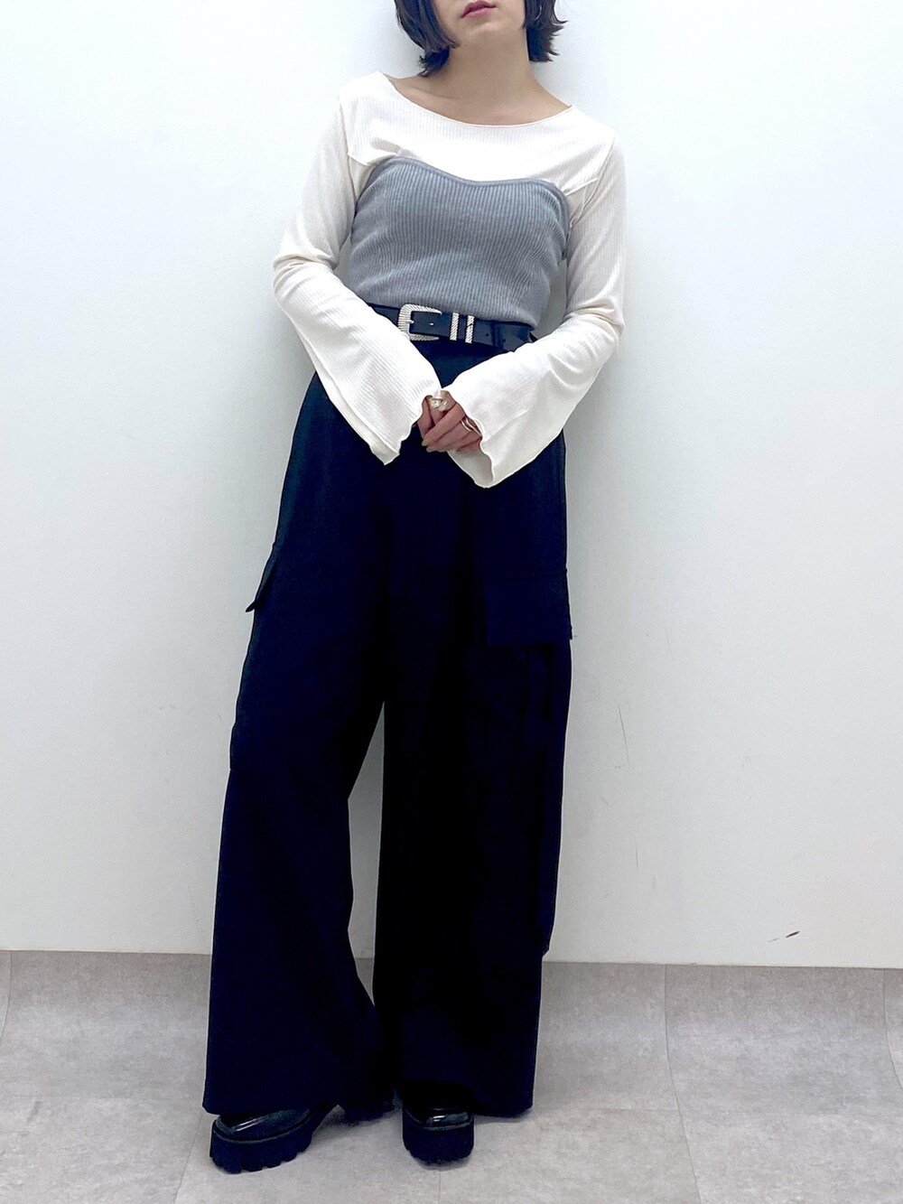 ブラック系のパンツ、グレー系のトップス、ホワイト系のトップスを着用したレディースの春コーディネートの4枚目の写真
