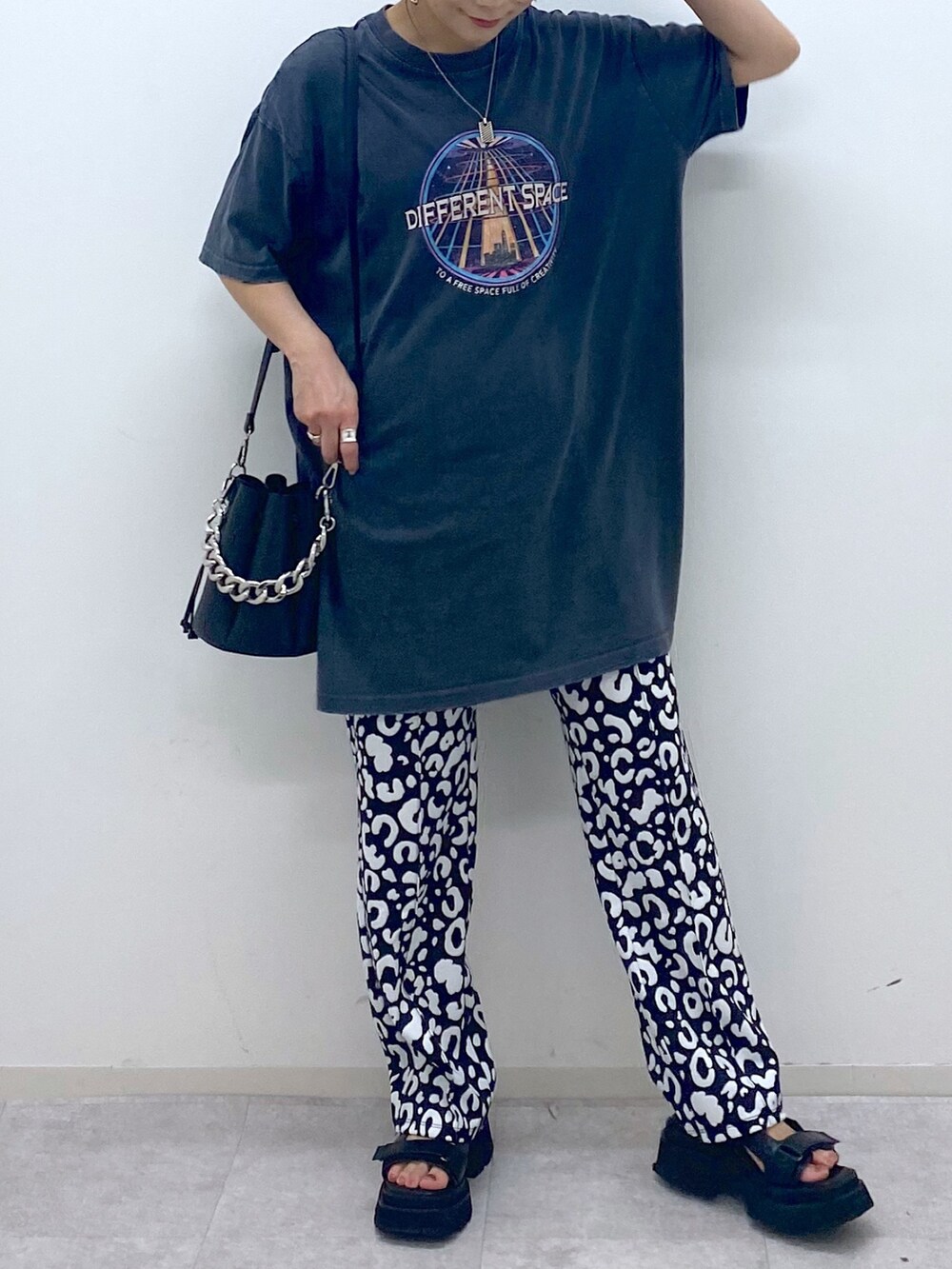 グレー系のTシャツ/カットソー、ホワイト系のその他パンツ、ブラック系のショルダーバッグを着用したレディースの夏コーディネートの5枚目の写真