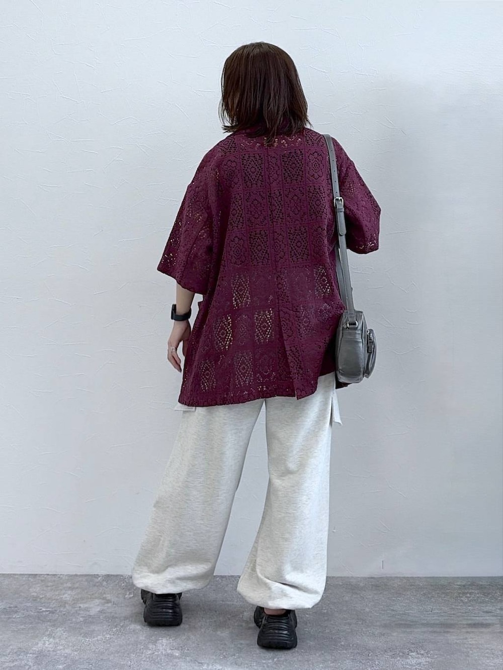 グレー系のショルダーバッグ、ブラック系のタンクトップ、ベージュ系のその他パンツを着用したレディースの春コーディネートの7枚目の写真