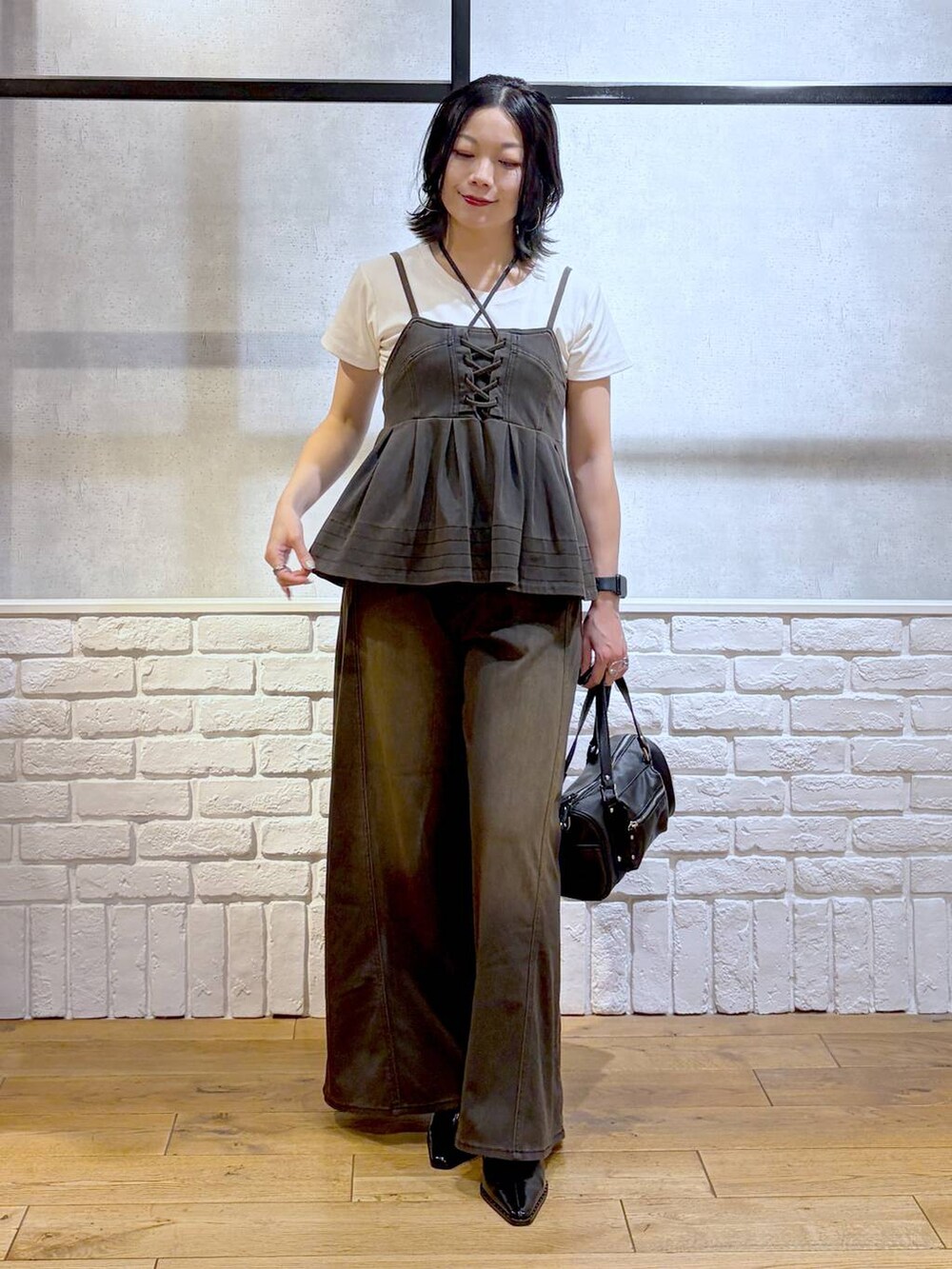 ブラウン系のデニムパンツ、ブラウン系のその他トップス、ホワイト系のTシャツ/カットソーを着用したレディースの夏コーディネートの8枚目の写真