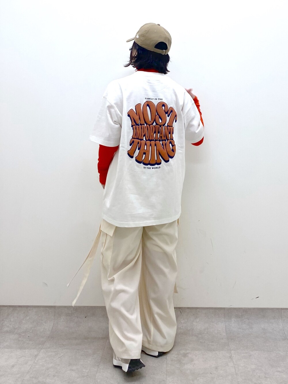 ホワイト系のトップス、ホワイト系のパンツ、ベージュ系のスニーカーを着用したレディースの春コーディネートの4枚目の写真