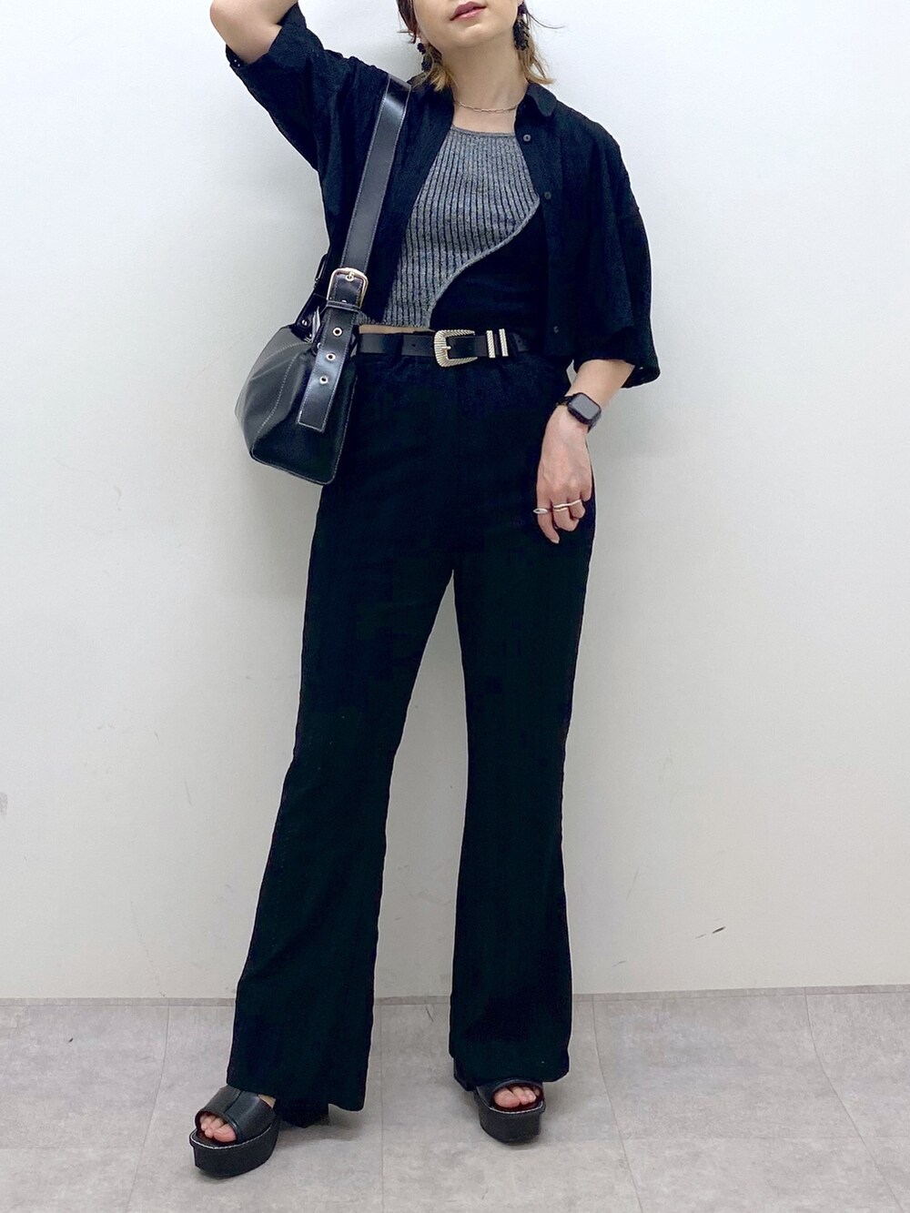 ブラック系のその他パンツ、ブラック系のタンクトップ、ブラック系のショルダーバッグを着用したレディースの夏コーディネートの7枚目の写真