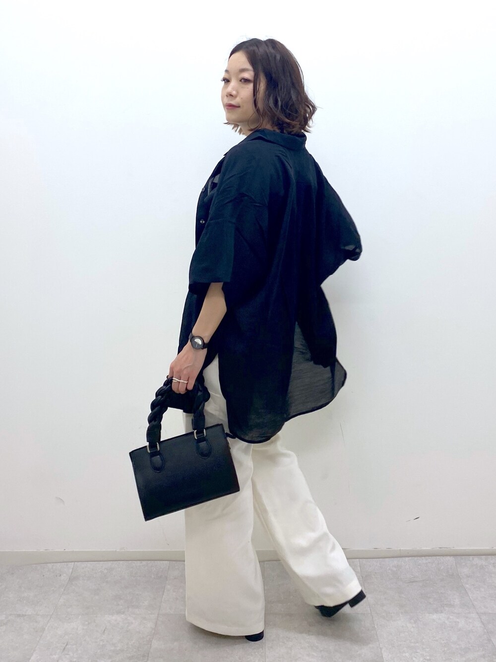 ホワイト系のパンツ、ブラック系のトップス、ブラック系のシャツ/ブラウスを着用したレディースの夏コーディネートの5枚目の写真