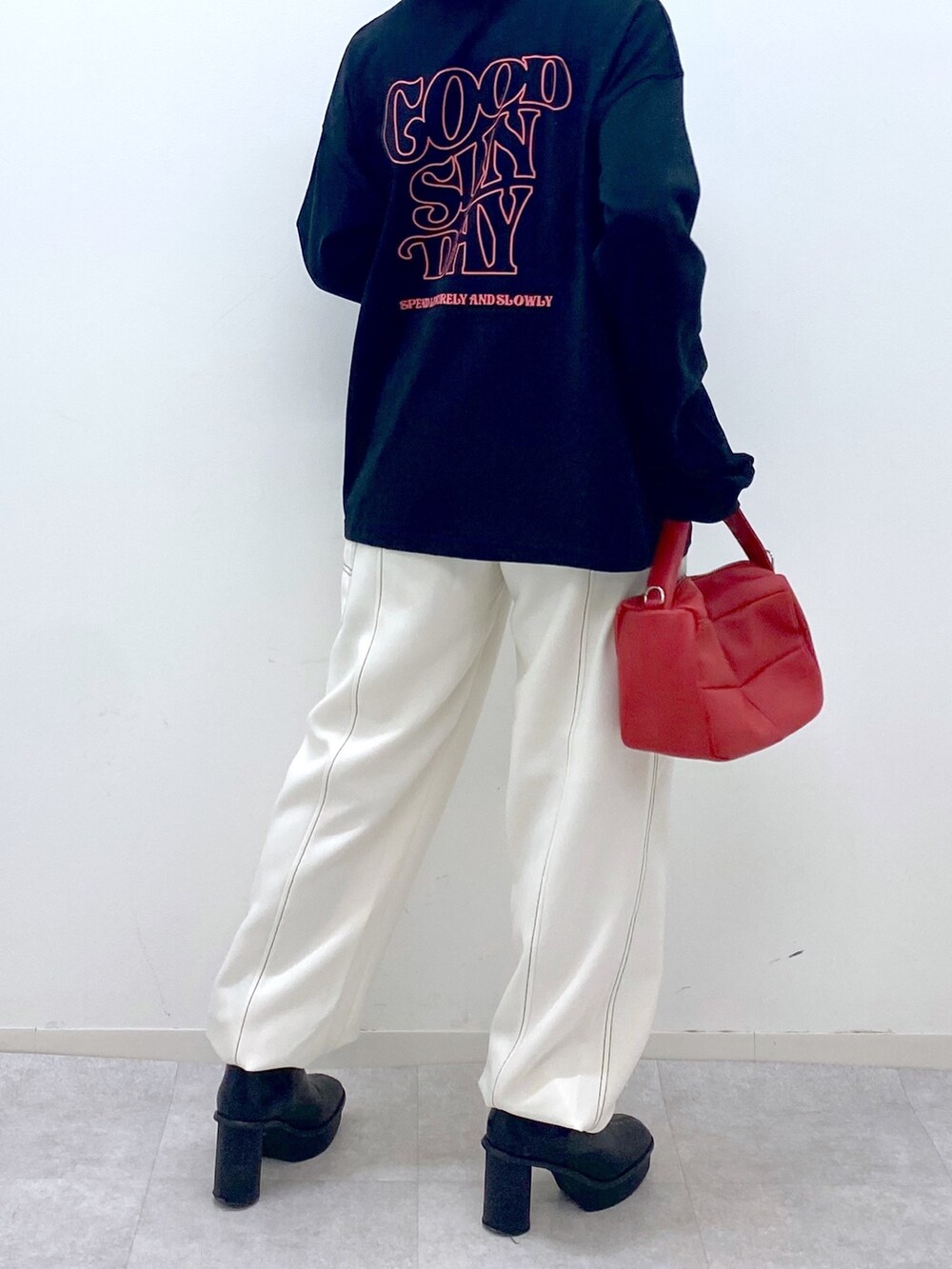 ブラック系のTシャツ/カットソー、ホワイト系のその他パンツ、ブラック系のブーツを着用したレディースの秋コーディネートの4枚目の写真