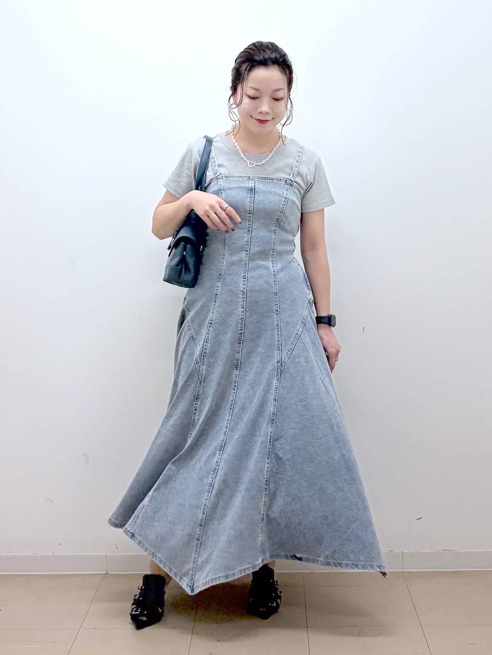 ブルー系のワンピース、グレー系のTシャツ/カットソー、ブラック系のサンダルを着用したレディースの夏コーディネートの8枚目の写真