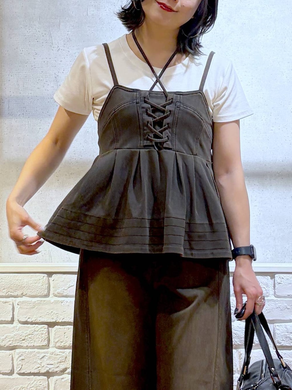 ブラウン系のデニムパンツ、ブラウン系のその他トップス、ホワイト系のTシャツ/カットソーを着用したレディースの夏コーディネートの2枚目の写真