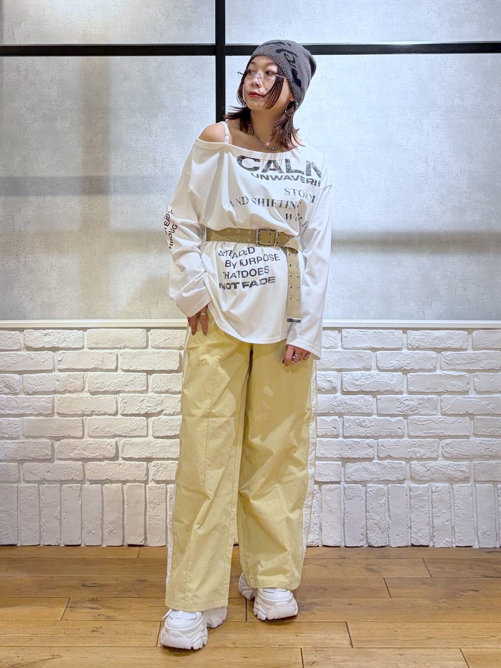 ホワイト系のスニーカー、イエロー系のスウェットパンツ、ホワイト系のTシャツ/カットソーを着用したレディースの春コーディネートの8枚目の写真