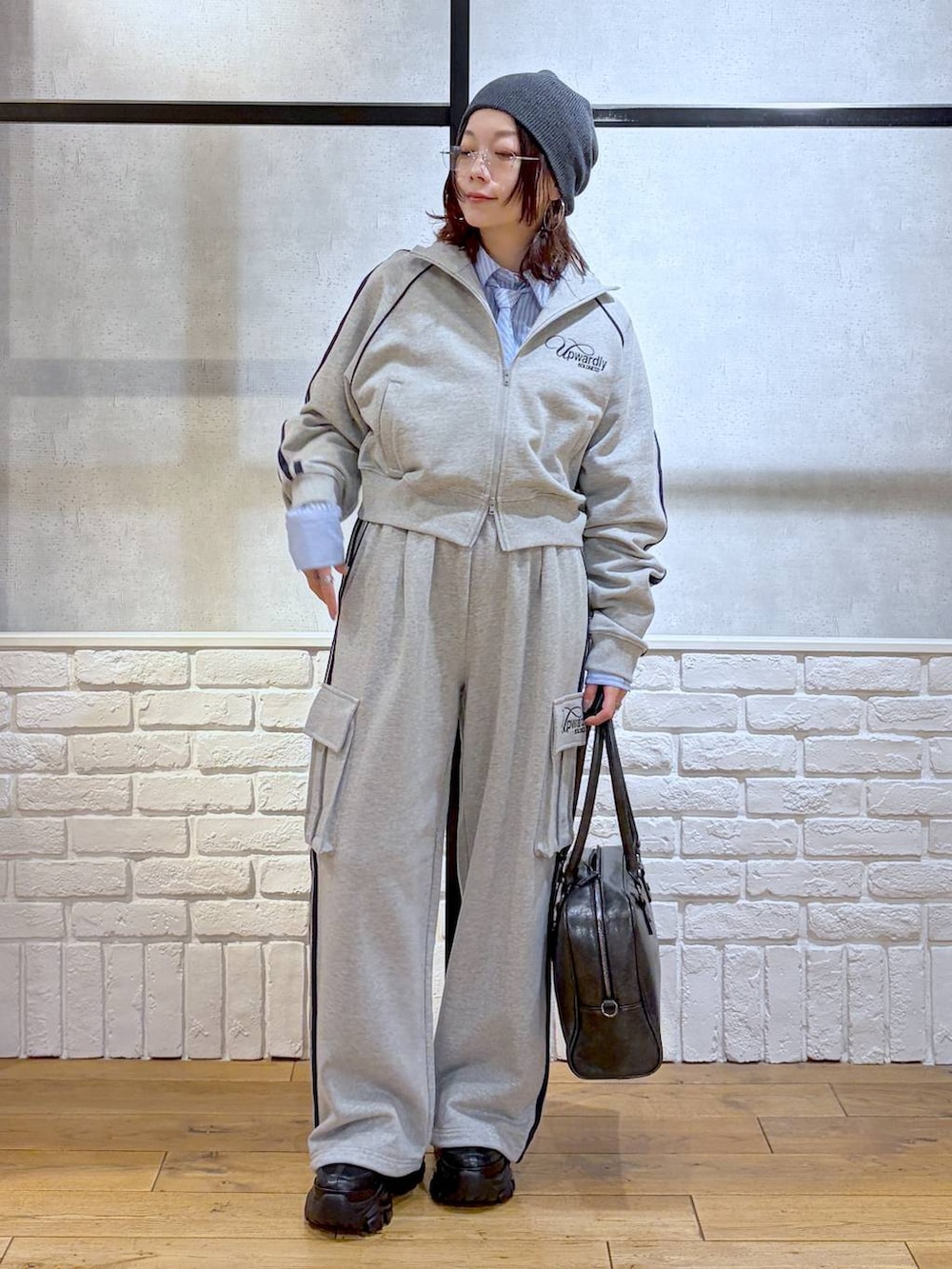 ブラック系のブーツ、ブラック系のボストンバッグ、グレー系のジャージを着用したレディースの冬コーディネートの8枚目の写真